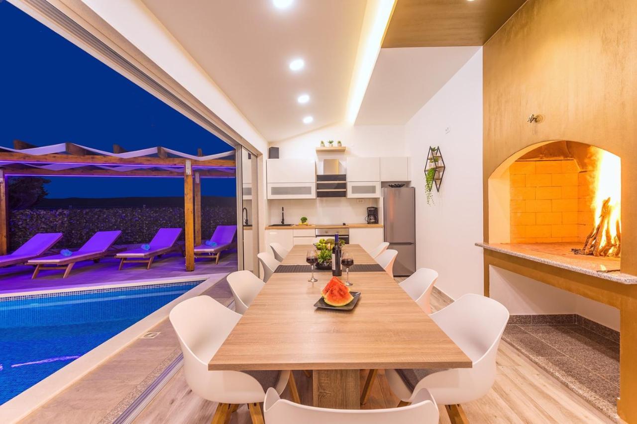 Villa Matan - Only 200M From The Sandy Beaches, Private 28M2 Pool Omiš Kültér fotó
